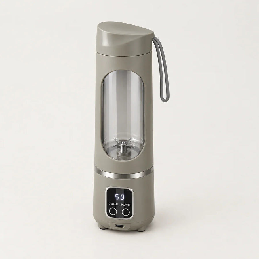 Blender portable vert sauge 450 ml à écran digital, couvercle à dragonne et fenêtre transparente, sur fond clair