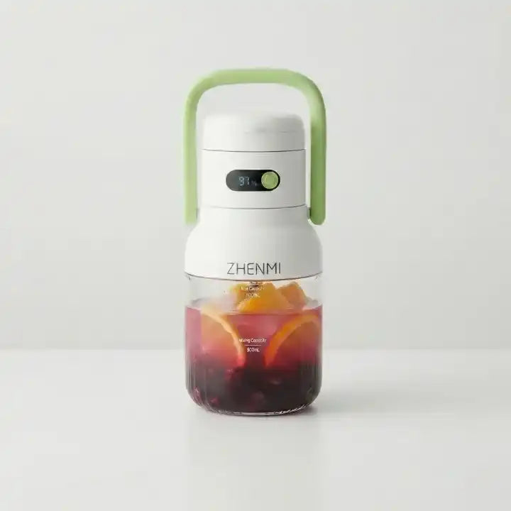 Hachoir blender portable mini électrique pour jus et smoothies en situation d'utilisation