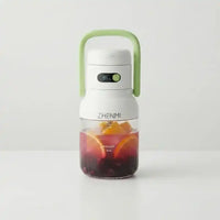 Hachoir blender portable mini électrique pour jus et smoothies en situation d'utilisation