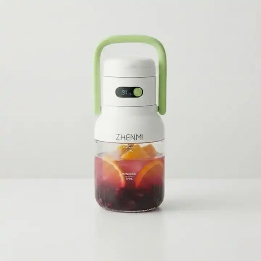 Hachoir blender portable mini électrique pour jus et smoothies en situation d'utilisation