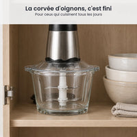 Hachoir électrique 300W bol verre 2L rangé dans un placard de cuisine en bois clair à côté de saladiers
