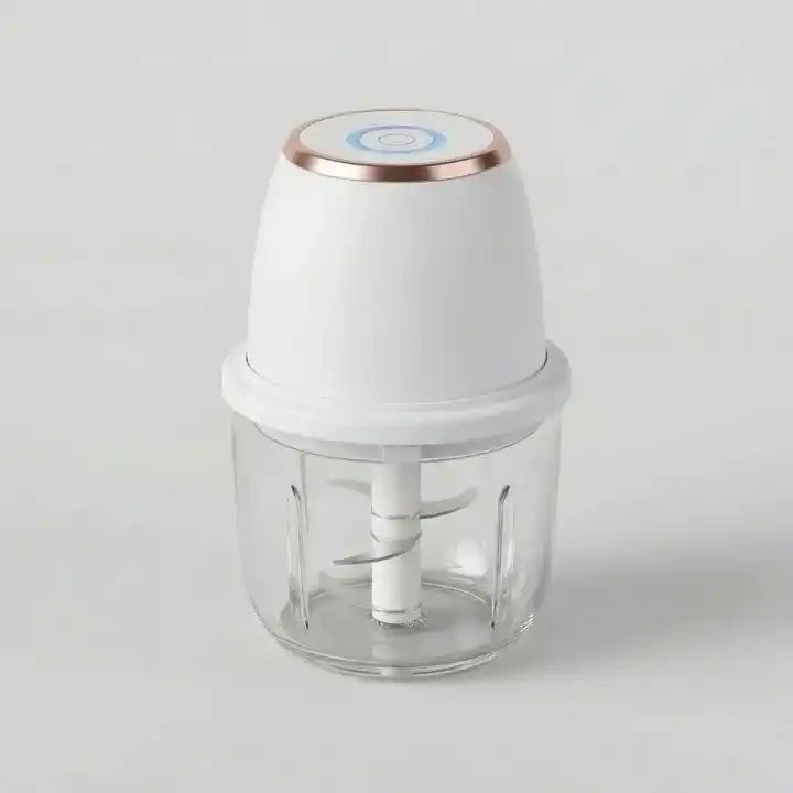 Mini hachoir électrique multifonction 350ml rechargeable USB ivoire en situation d'utilisation