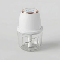 Mini hachoir électrique multifonction 350ml rechargeable USB ivoire en situation d'utilisation