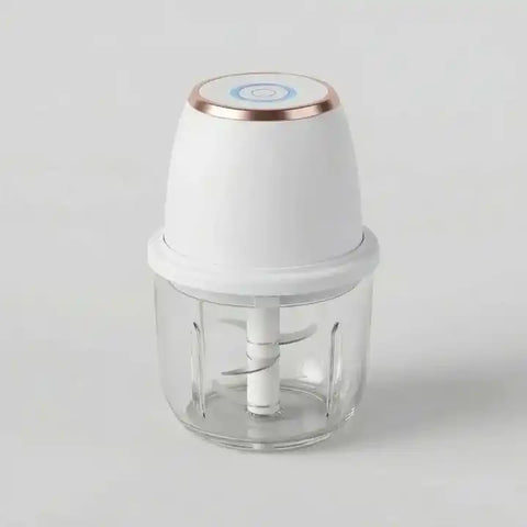 Mini hachoir électrique multifonction 350ml rechargeable USB ivoire en situation d'utilisation