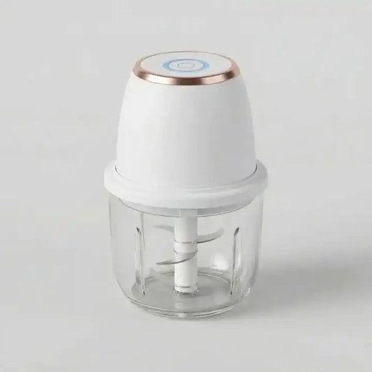 Mini hachoir électrique multifonction 350ml rechargeable USB ivoire en situation d'utilisation