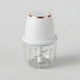 Mini hachoir électrique multifonction 350ml rechargeable USB ivoire en situation d'utilisation