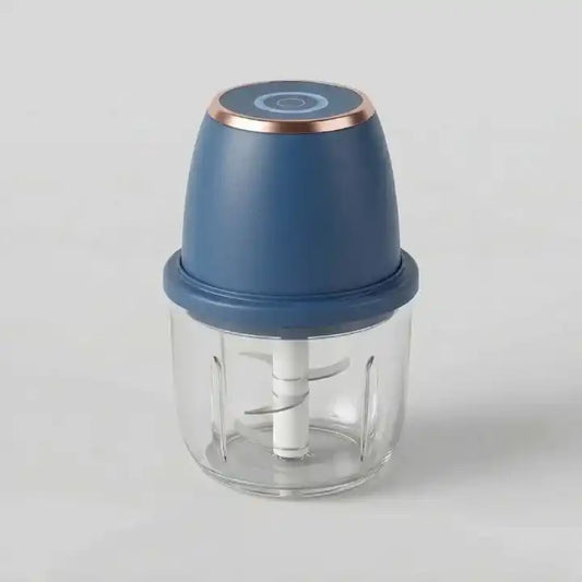 Mini hachoir électrique multifonction 350ml rechargeable USB bleu en situation d'utilisation