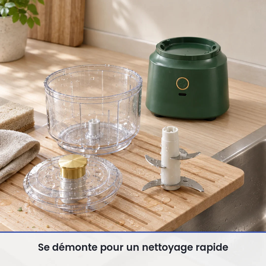 Bol transparent, couvercle et couteau du hachoir 350 ml lavés sur un égouttoir près de l'évier, socle vert sapin au sec