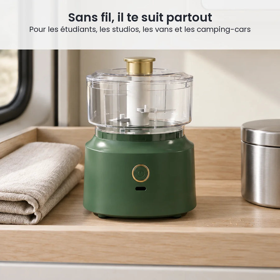 Hachoir électrique sans fil 350 ml vert sapin rangé sur une étagère de kitchenette de van, à côté d'un torchon