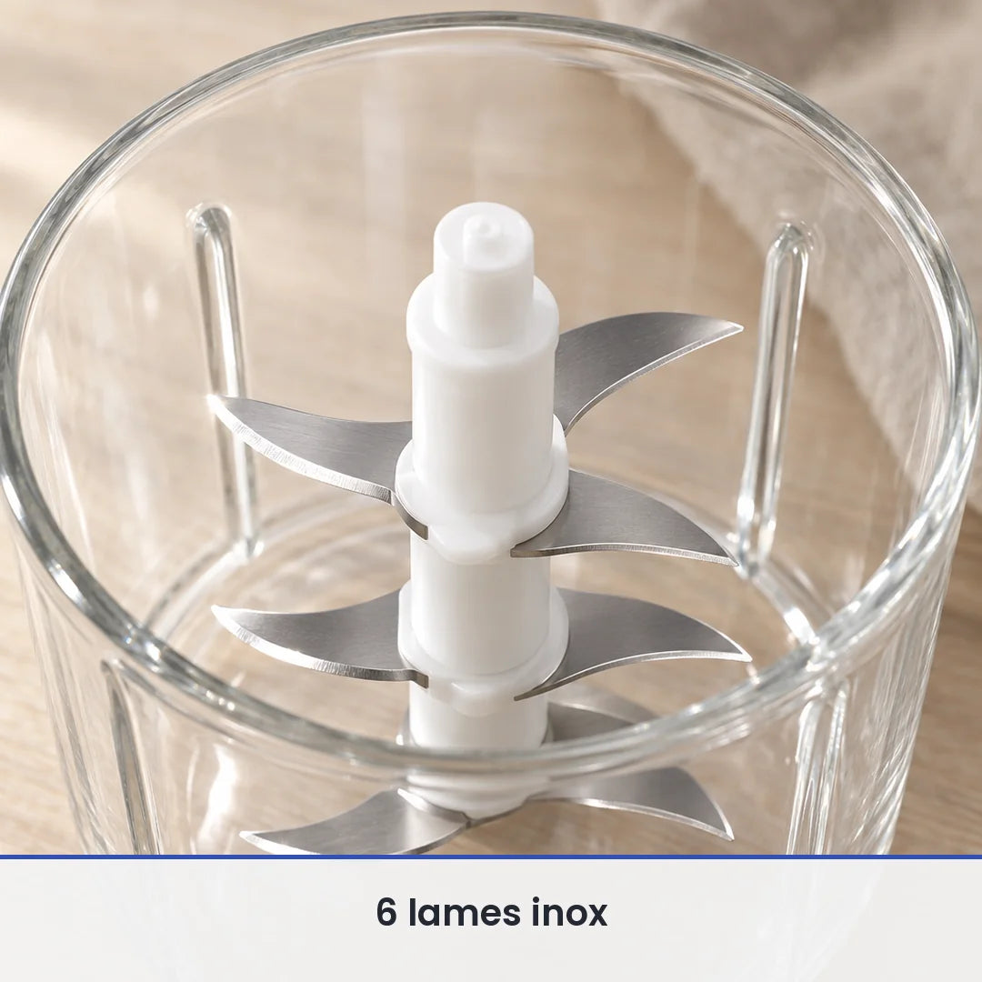 Gros plan sur le couteau inox à 6 lames du hachoir électrique 350 W, dans le bol en verre ouvert
