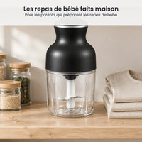 Hachoir électrique 350 W à bol en verre rangé sur une étagère de cuisine claire, à côté de bocaux et de linge plié