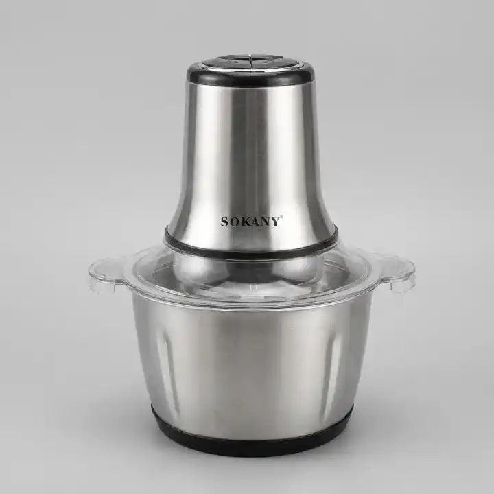 Hachoir électrique 800W bol inox 3L avec 6 lames en situation d'utilisation