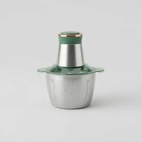 hachoir électrique en inox présenté dans un fond sobre et uniforme