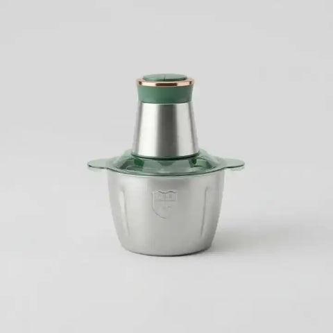 hachoir électrique en inox présenté dans un fond sobre et uniforme