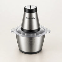 Hachoir électrique BioloMix 500W à bol inox de 2 L et couvercle transparent, vu de trois quarts sur fond blanc cassé
