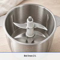 Gros plan sur les 4 lames inox sur deux niveaux dans le bol inox ouvert du hachoir électrique 2L multifonction