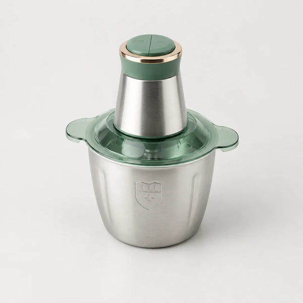 Hachoir électrique inox 2L à dessus et couvercle vert sauge, bol inox gravé d'un écusson, sur fond blanc cassé
