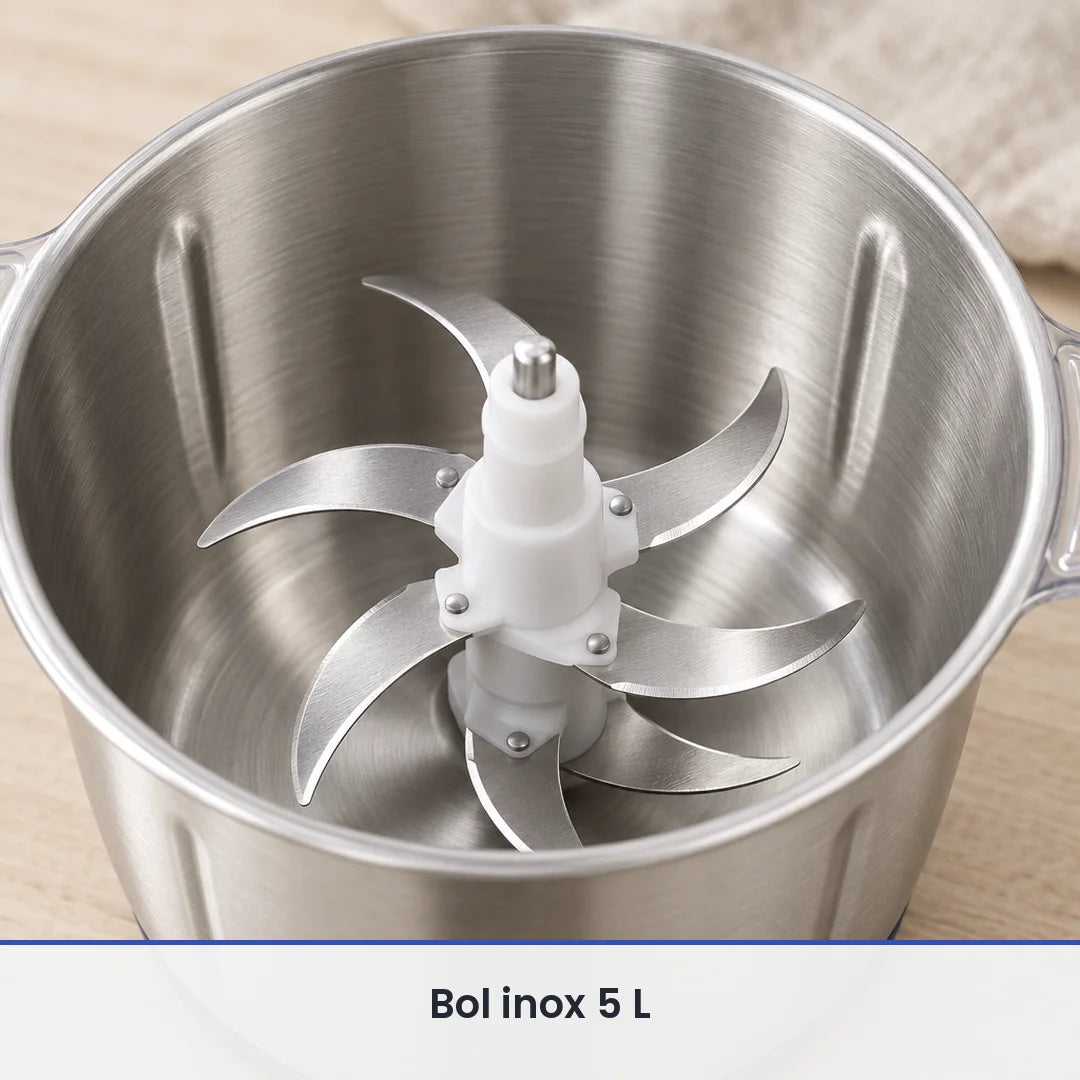 Gros plan sur le couteau à 6 lames inox monté sur son axe blanc dans le grand bol inox du hachoir électrique 5L