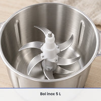Gros plan sur le couteau à 6 lames inox monté sur son axe blanc dans le grand bol inox du hachoir électrique 5L