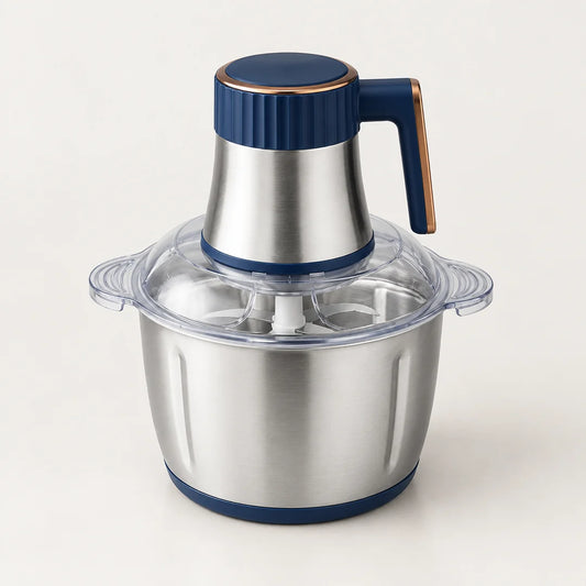 Hachoir électrique inox 5L 500W à dessus bleu marine et poignée cuivrée, grand bol inox, vu en plongée sur fond blanc cassé