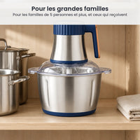 Hachoir électrique inox 5L bleu marine rangé dans un grand placard de cuisine à côté de grandes casseroles