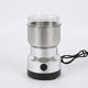 Hachoir électrique inox compact 300 ml en situation d'utilisation