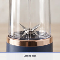 Gros plan sur les lames inox du blender portable bleu marine, vues à travers le gobelet transparent de 400 ml