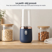 Blender portable bleu marine rangé sur une étagère de cuisine entre un bocal de flocons d'avoine et un bocal d'amandes