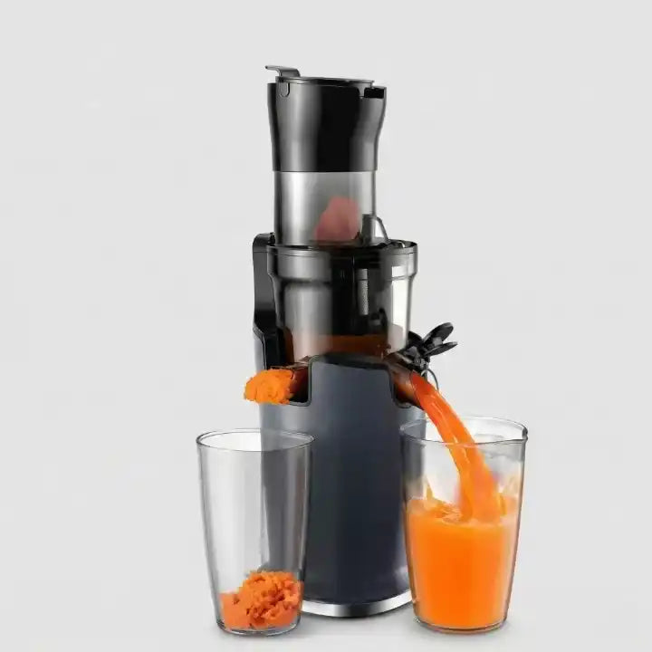 Hachoir extracteur de jus BioloMix à presse à froid avec chute 78mm en situation d'utilisation