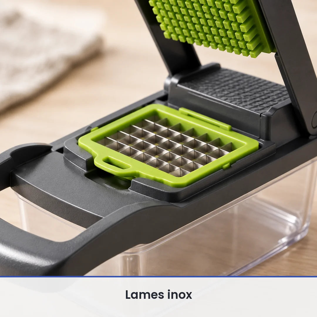Gros plan sur la grille de découpe verte et ses lames inox du coupe-légumes 12 en 1, poussoir vert relevé au-dessus