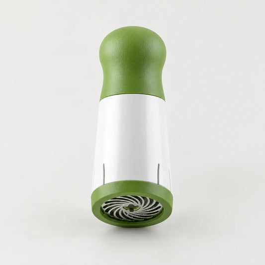 Moulin à herbes manuel : capuchon vert arrondi, corps blanc et grille de coupe ronde verte à lames inox, sur fond clair