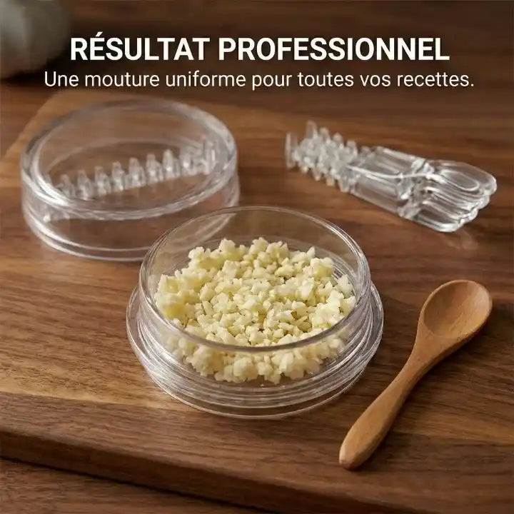 hachoir manuel à ail par torsion posé sur la table 