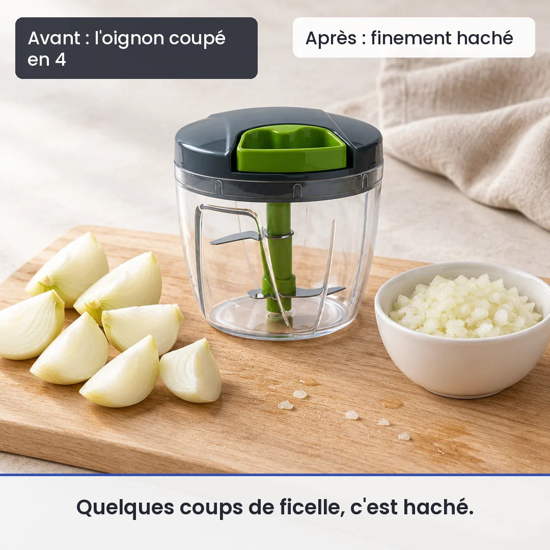 Avant/après avec le hachoir manuel à ficelle 1000 ml : l'oignon coupé en 4, puis finement haché