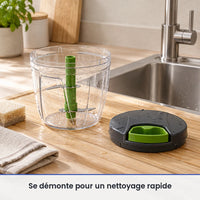 Bol transparent et axe vert du hachoir à ficelle 1 000 ml lavés sur un égouttoir près de l'évier, couvercle au sec