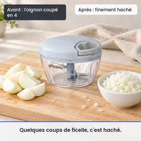 Avant/après avec le hachoir manuel à ficelle 500 ml bleu : l'oignon coupé en 4, puis finement haché