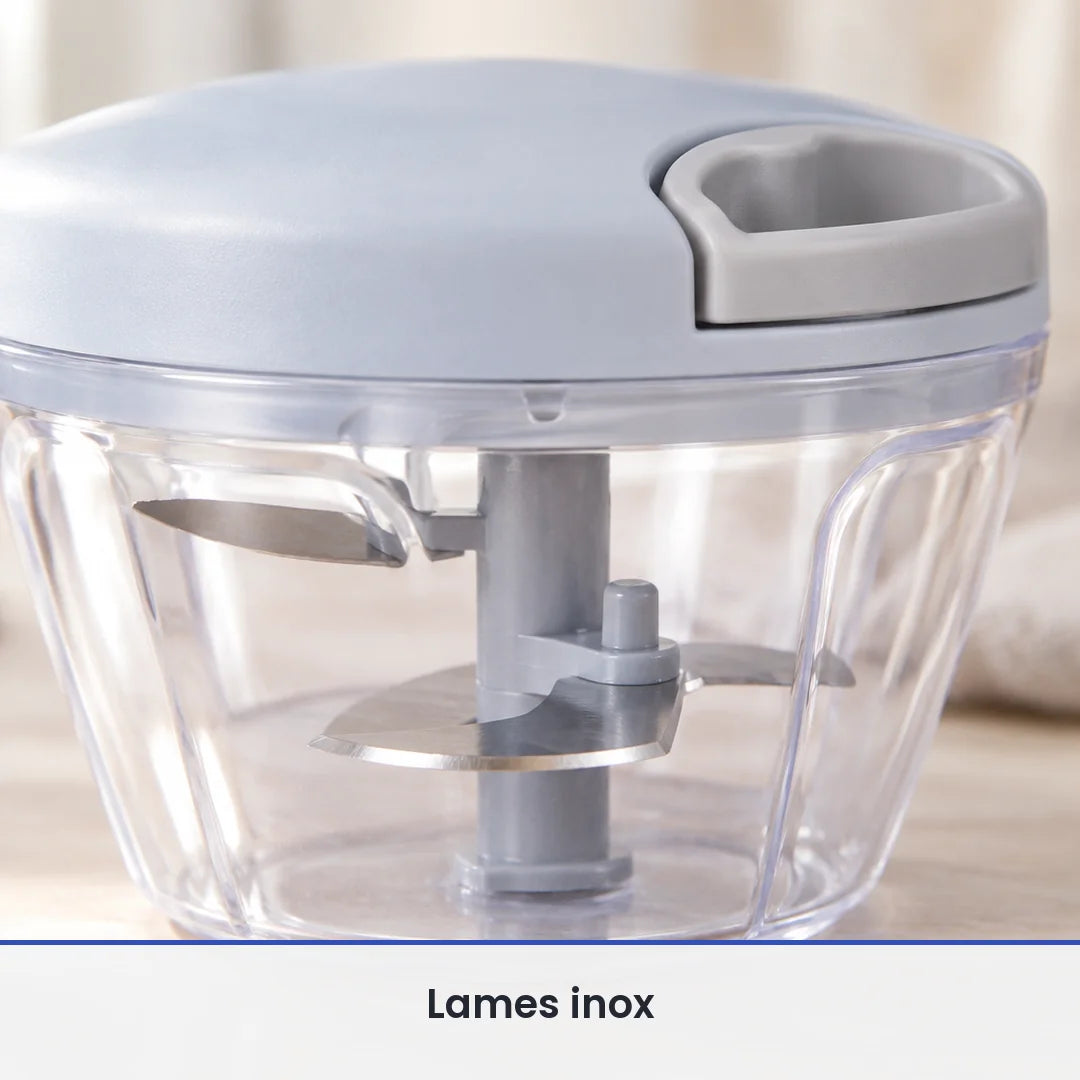 Gros plan sur les lames inox fixées sur l'axe gris du hachoir manuel à ficelle, vues à travers le bol transparent fermé