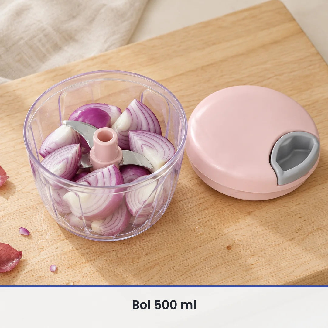 Bol transparent de 500 ml du hachoir à ficelle rempli d'oignons rouges coupés en quatre, couvercle rose posé à côté