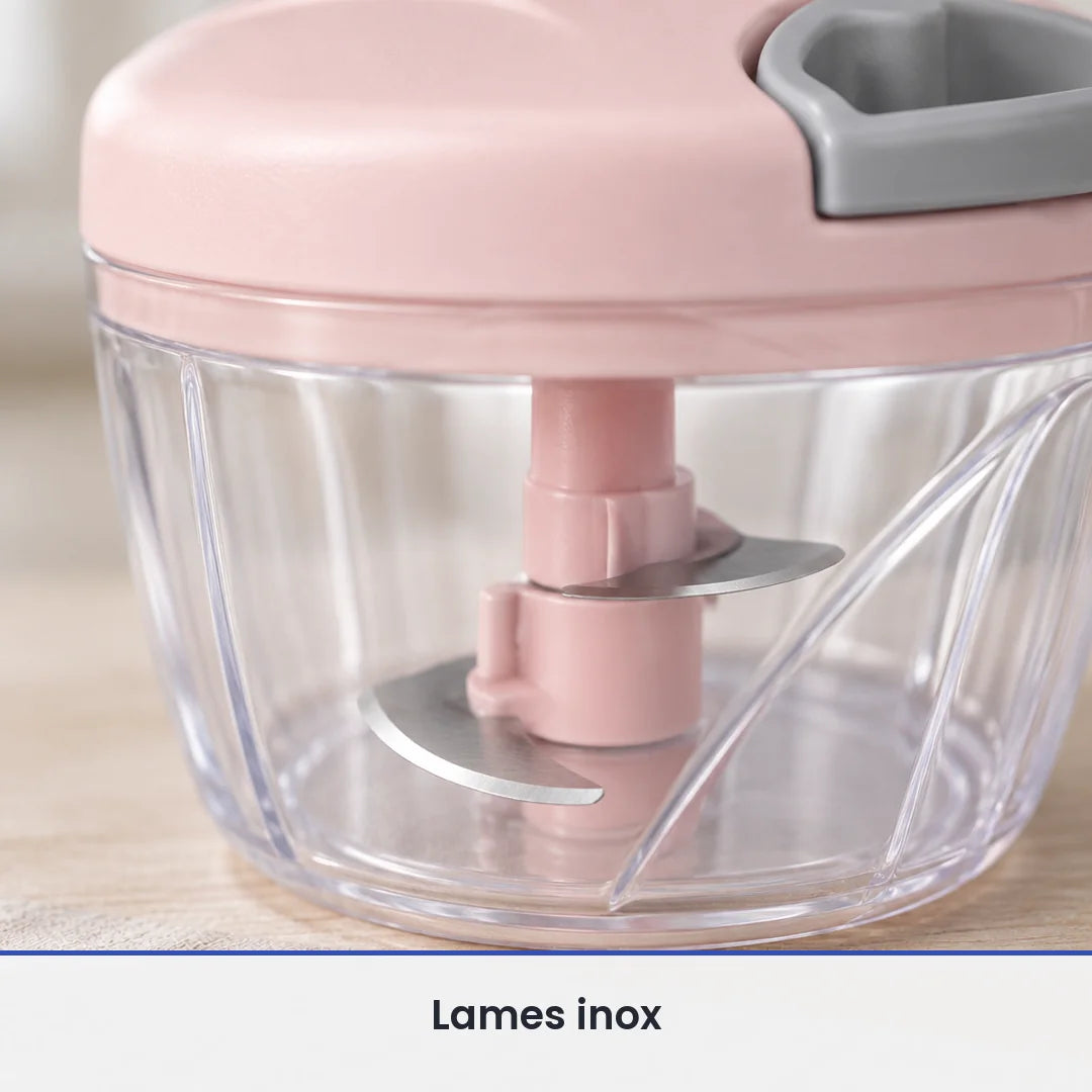 Gros plan sur les lames inox fixées sur l'axe rose du hachoir manuel à ficelle, vues à travers le bol transparent fermé