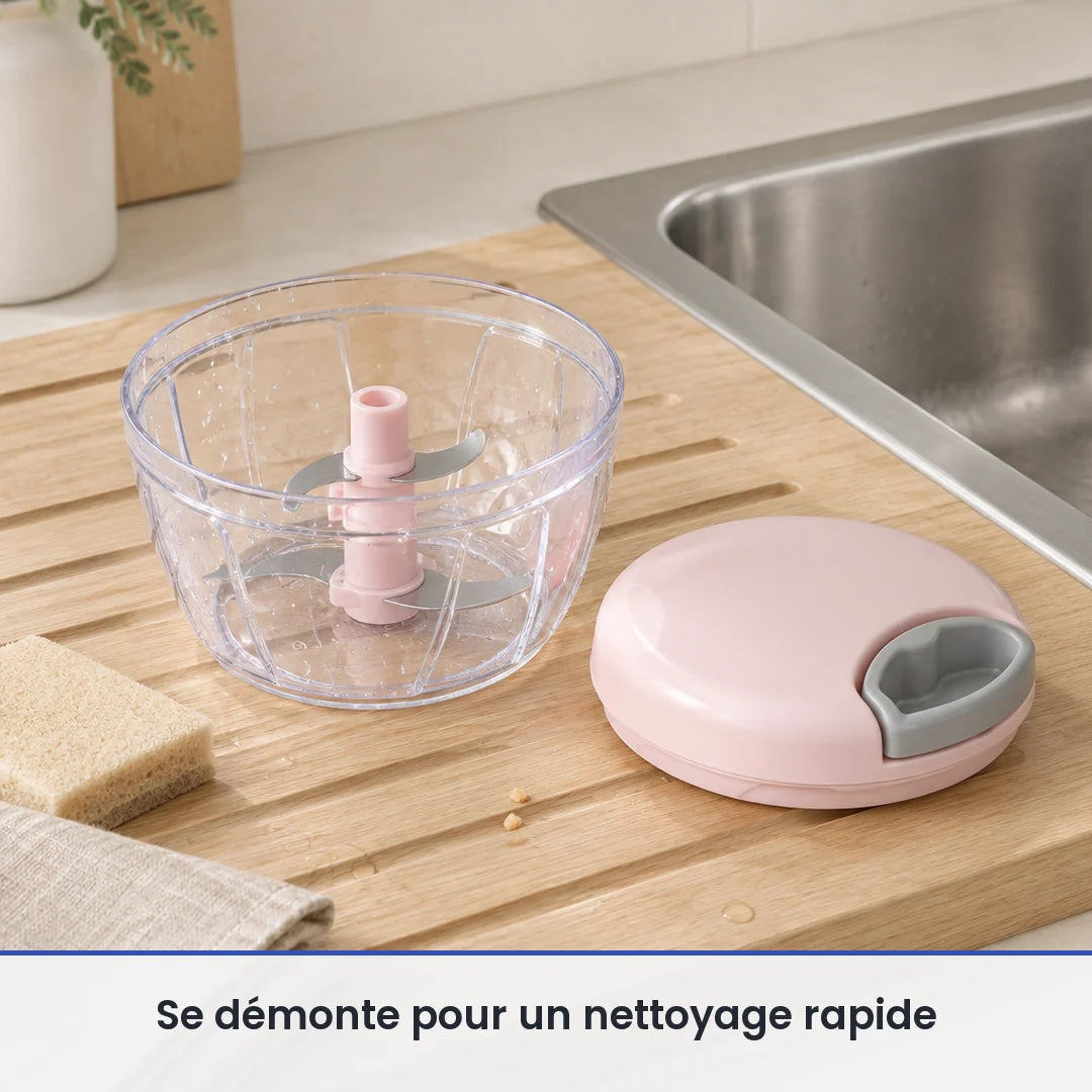 Bol transparent et axe à lames du hachoir manuel à ficelle rose lavés sur un égouttoir, couvercle rose posé au sec