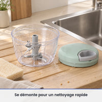 Bol transparent et axe à lames du hachoir à ficelle vert menthe lavés sur un égouttoir, couvercle posé au sec