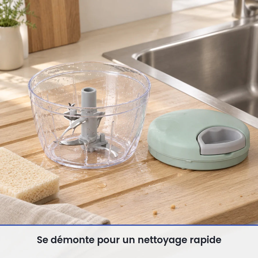 Bol transparent et axe à lames du hachoir à ficelle vert menthe lavés sur un égouttoir, couvercle posé au sec