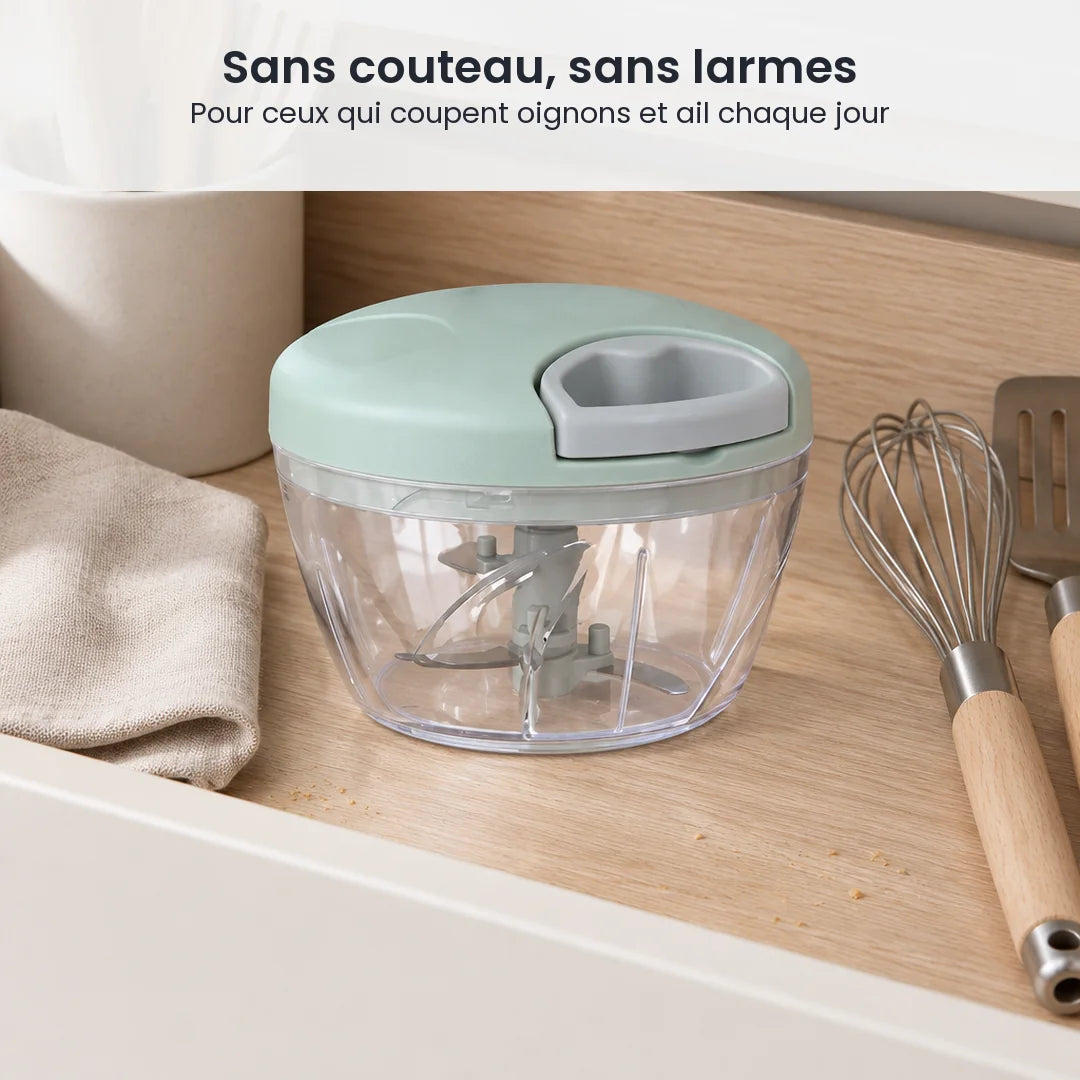 Hachoir manuel à ficelle 500 ml vert menthe rangé dans un tiroir de cuisine, à côté d'un pot d'ustensiles et d'un fouet