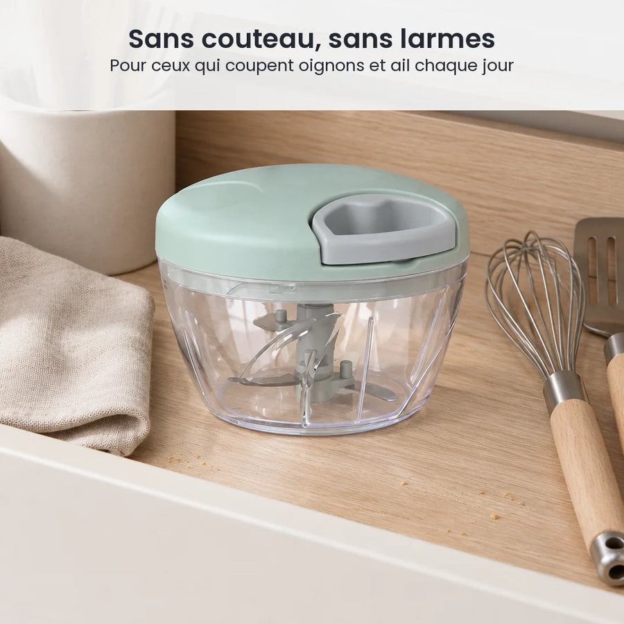 Hachoir manuel à ficelle 500 ml vert menthe rangé dans un tiroir de cuisine, à côté d'un pot d'ustensiles et d'un fouet