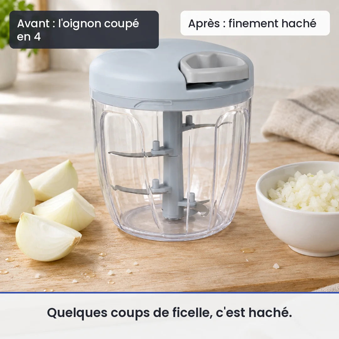 Avant/après avec le hachoir manuel à ficelle 900 ml bleu : l'oignon coupé en 4, puis finement haché