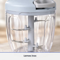Gros plan sur les lames inox étagées de l'axe gris du hachoir à ficelle 900 ml, vues à travers le grand bol fermé