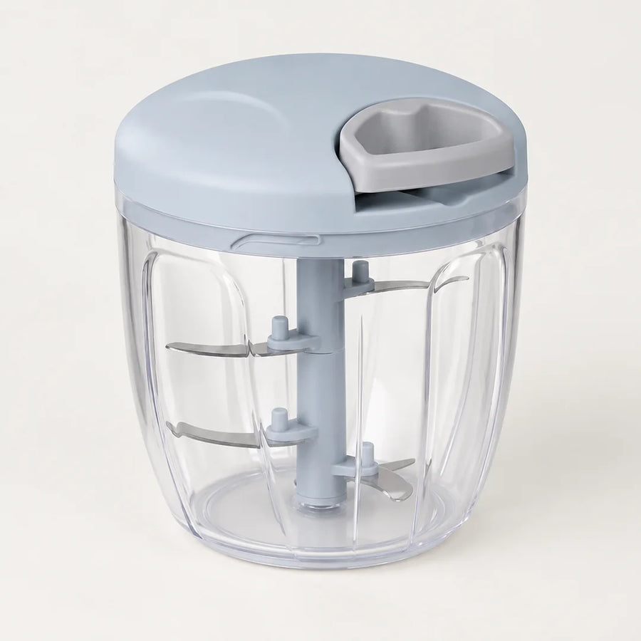Hachoir manuel à ficelle 900 ml avec couvercle bleu-gris clair, poignée grise, grand bol transparent, sur fond blanc cassé