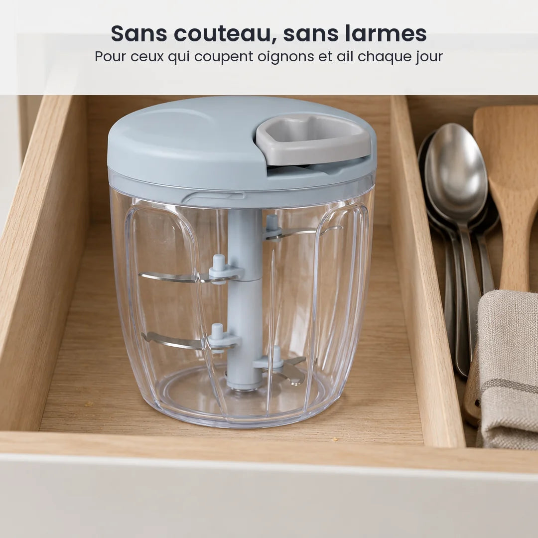 Hachoir manuel à ficelle 900 ml bleu-gris rangé dans un tiroir de cuisine en bois clair, à côté de couverts