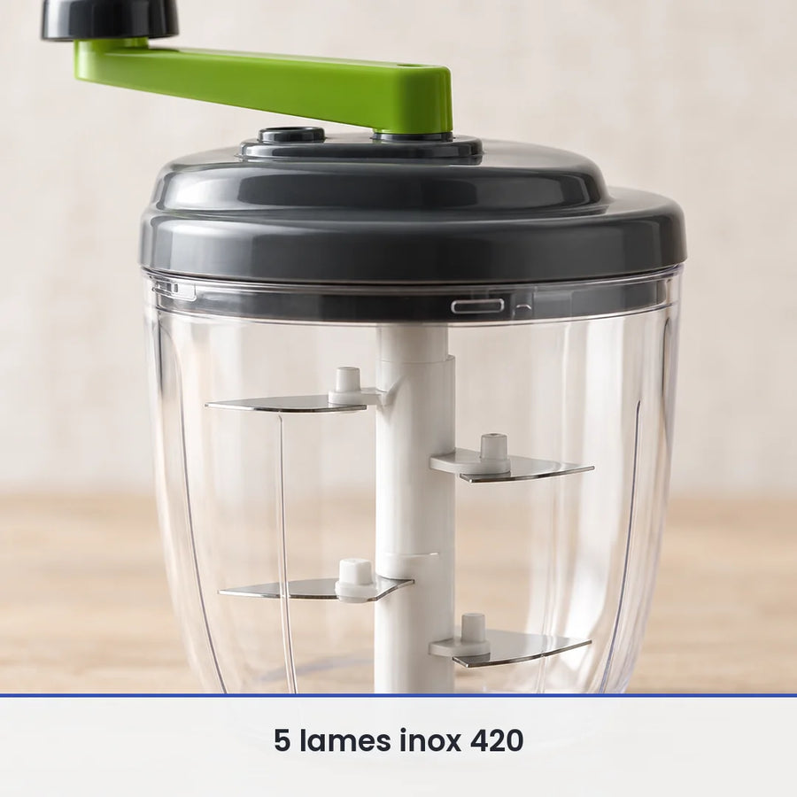 Gros plan sur les 5 lames inox étagées sur l'axe blanc du hachoir à manivelle 900 ml, vues à travers le bol transparent