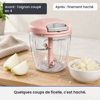 Avant/après avec le hachoir manuel à ficelle 900 ml rose : l'oignon coupé en 4, puis finement haché