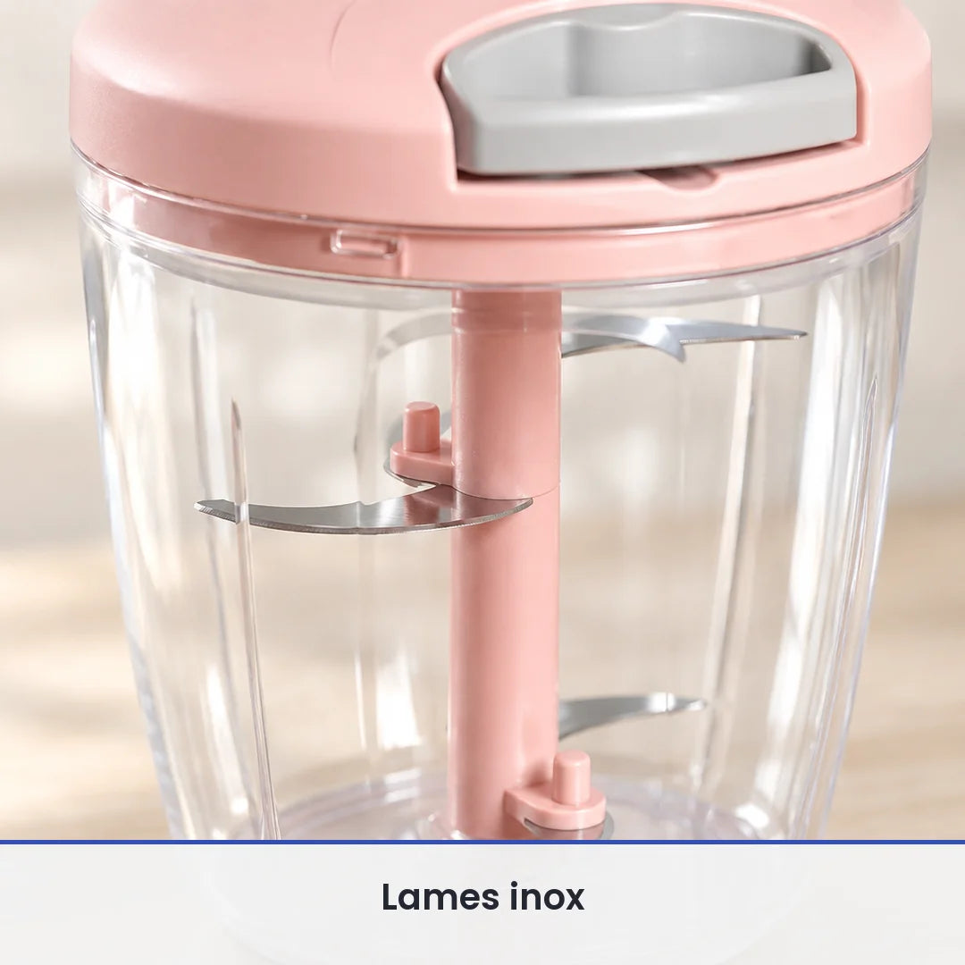 Gros plan sur les lames inox étagées de l'axe rose du hachoir à ficelle 900 ml, vues à travers le grand bol fermé